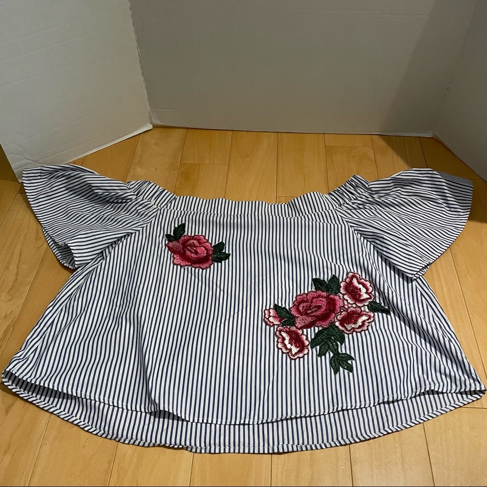 2 Women’s floral stripe blouses - Picture 4 of 5
